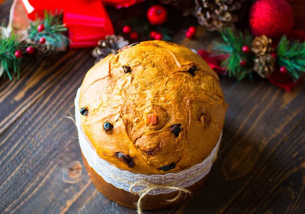 Meyve ve ahşap arka Noel dekorasyonu ile panettone