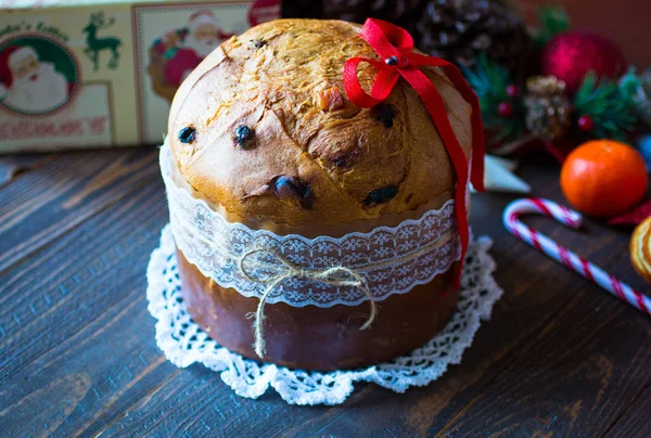 Meyve ve ahşap arka Noel dekorasyonu ile panettone