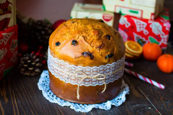 Meyve ve ahşap arka Noel dekorasyonu ile panettone