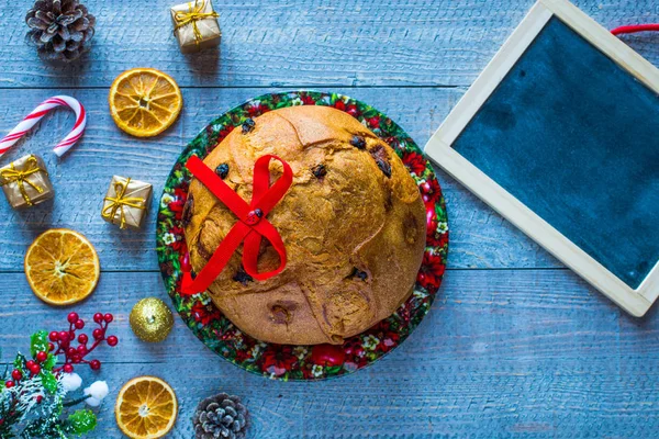 Panettone z owoców i świątecznych dekoracji, drewniane tyłu — Zdjęcie stockowe