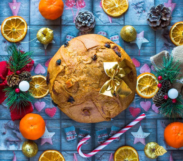 Panettone z owoców i świątecznych dekoracji, drewniane tyłu — Zdjęcie stockowe