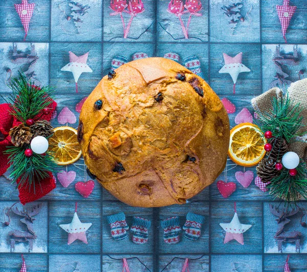 Panettone aux fruits, et décoration de Noël, sur un dos en bois — Photo
