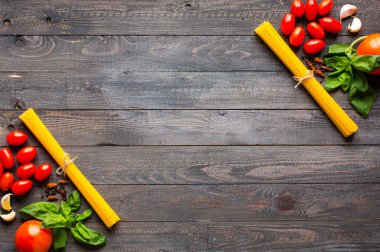 Makarna arka plan. Çeşitli sebzeler, Kuru makarna ve