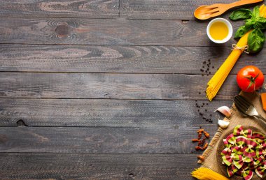 Makarna arka plan. Çeşitli sebzeler, Kuru makarna ve