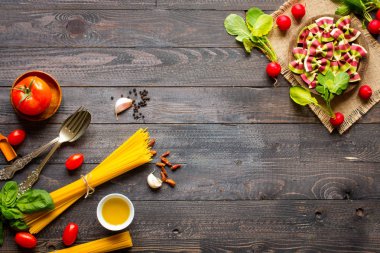 Makarna arka plan. Çeşitli sebzeler, Kuru makarna ve