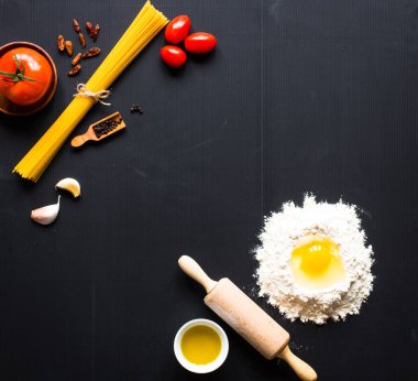 Makarna arka plan. Çeşitli sebzeler, Kuru makarna ve