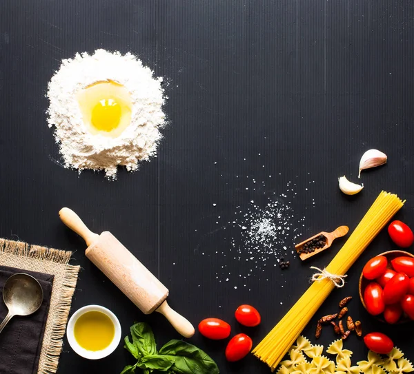 Pasta de fundo. Vários tipos de massas secas com legumes, e — Fotografia de Stock