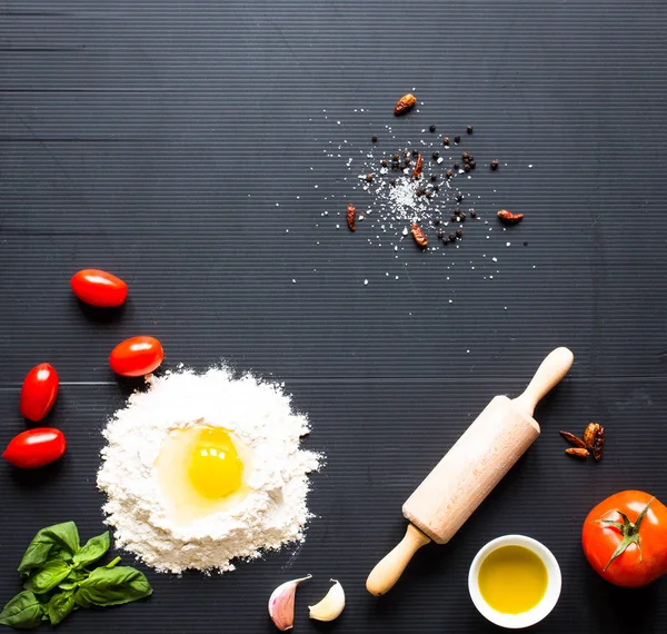 Fondo de pasta. Varios tipos de pasta seca con verduras, y — Foto de Stock