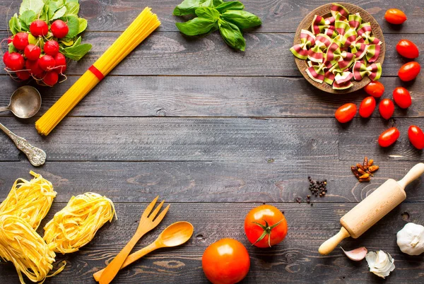 Sfondo pasta. Diversi tipi di pasta secca con verdure, e — Foto Stock