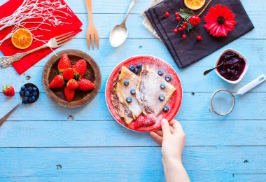 Taze çilek krep veya krep çilek ve çikolata ile