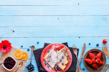 Taze çilek krep veya krep çilek ve çikolata ile