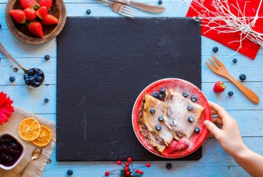 Taze çilek krep veya krep çilek ve çikolata ile