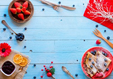 Taze çilek krep veya krep çilek ve çikolata ile