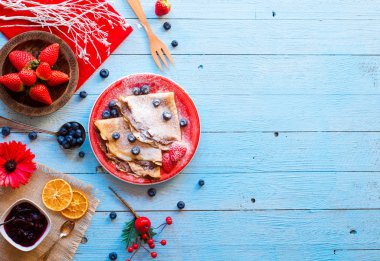 Taze çilek krep veya krep çilek ve çikolata ile