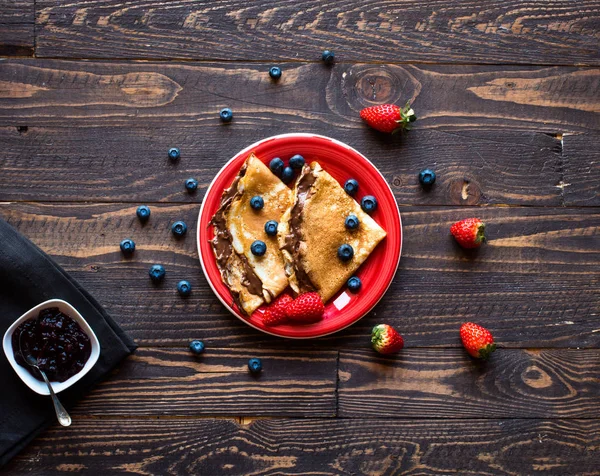 新鮮なイチゴのパンケーキや果実とチョコレートのクレープ — ストック写真