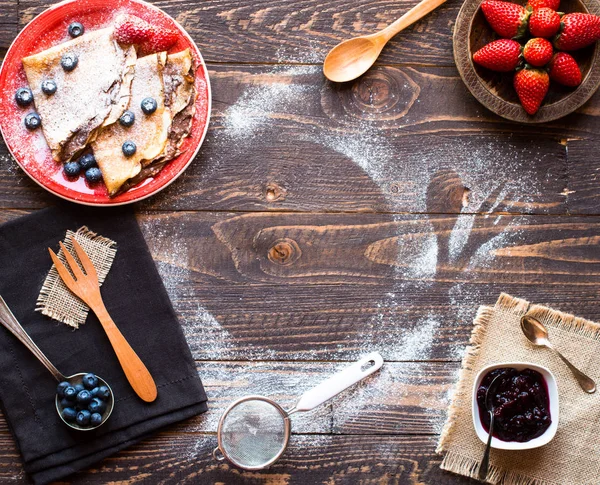 Свіжа полуниця Млинці або Крепи з ягодами та шоколадом — стокове фото