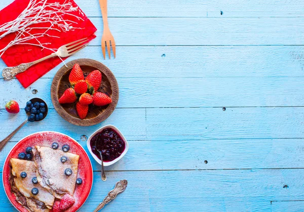 新鮮なイチゴのパンケーキや果実とチョコレートのクレープ — ストック写真