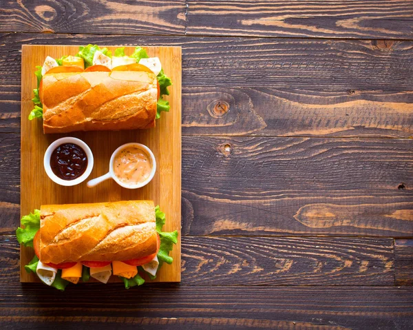 Leckere und leckere Sandwiches mit Truthahn, Schinken, Käse, Tomaten — Stockfoto