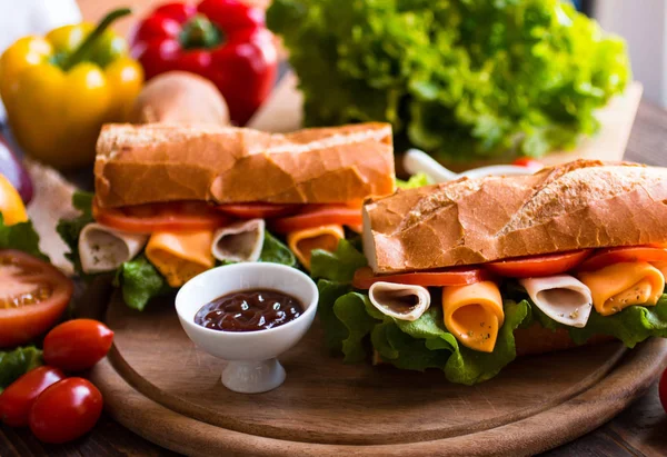 Delicious och Tasty smörgåsar med tomat, ost, skinka, Turkiet — Stockfoto