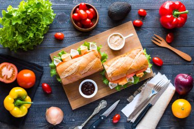 Nefis ve lezzetli sandviç Türkiye, jambon, peynir, domates ile