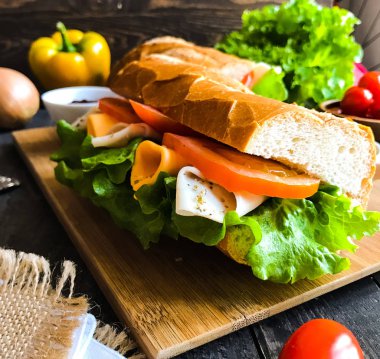 Nefis ve lezzetli sandviç Türkiye, jambon, peynir, domates ile