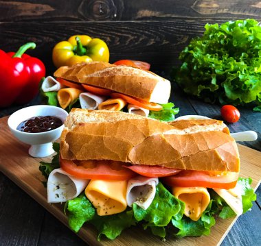 Nefis ve lezzetli sandviç Türkiye, jambon, peynir, domates ile