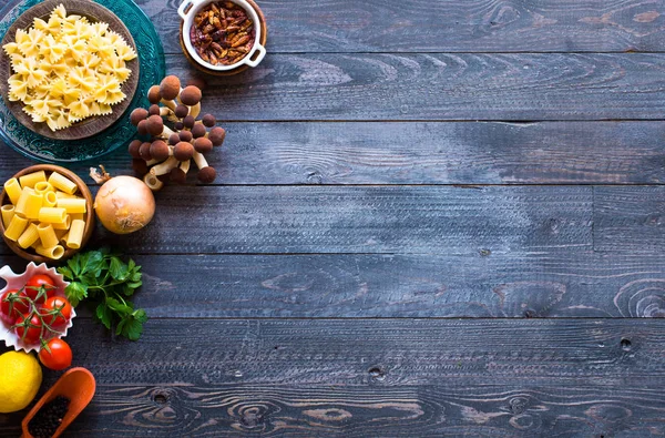 Vue du dessus des ingrédients italiens pour les spaghettis, sur un fond en bois — Photo