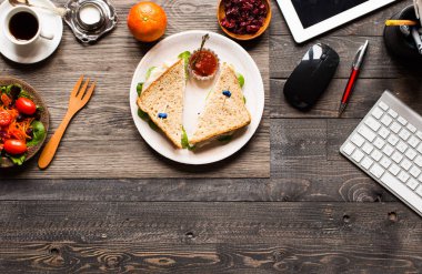 Marul ile sağlıklı sandviç ekmeği üstten görünüm üzerinde ahşap ba