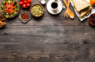 Marul ile sağlıklı sandviç ekmeği üstten görünüm üzerinde ahşap ba