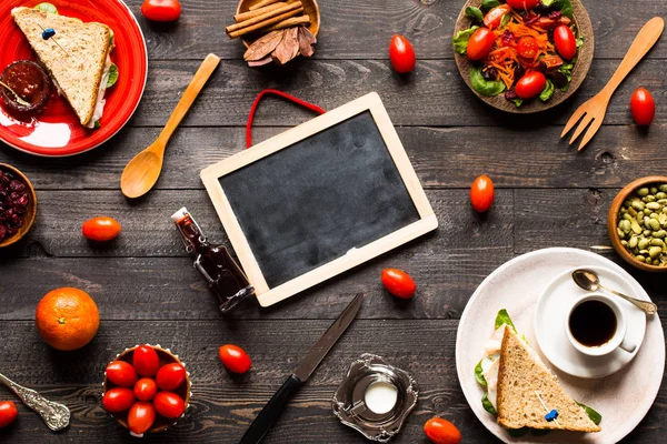 Marul ile sağlıklı sandviç ekmeği üstten görünüm üzerinde ahşap ba