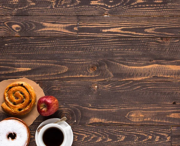 Ahşap arka plan üzerinde sağlıklı sandviç tost, üstten görünüm