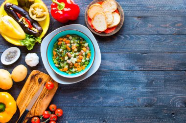 Evde, ahşap rustik masaya en iyi yapılan taze sebze çorbası 