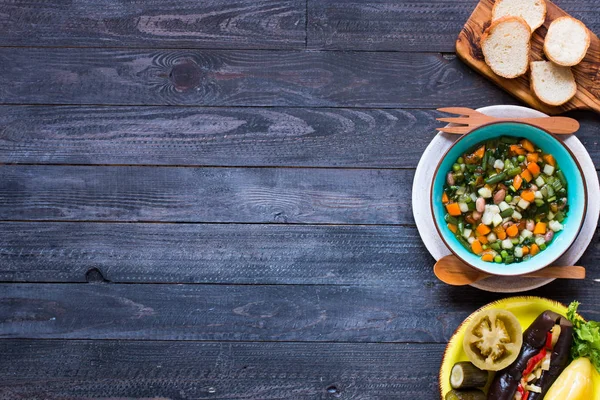 집에서 만든, 나무 시골풍 테이블에 최고의 신선한 야채 수프 — 스톡 사진