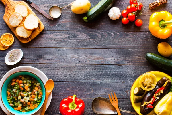 Sopa de legumes frescos feita em casa, em mesa rústica de madeira, topo — Fotografia de Stock