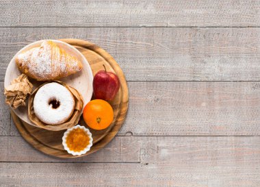 Kahve ve kruvasan kahvaltı, üstten görünüm