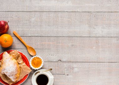 Kahve ve kruvasan kahvaltı, üstten görünüm