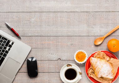 Kahve ve kruvasan kahvaltı, üstten görünüm