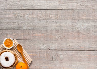 Kahve ve kruvasan kahvaltı, üstten görünüm