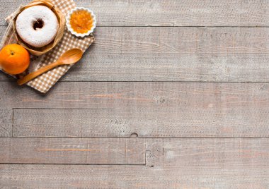 Kahve ve kruvasan kahvaltı, üstten görünüm