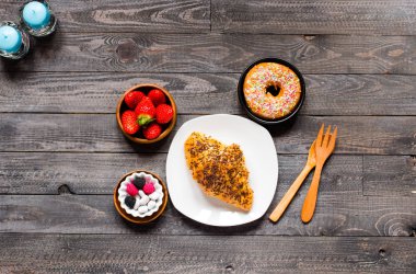 Kahve ve kruvasan kahvaltı, rustik ahşap zemin üzerine,