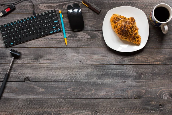 Café y croissant para el desayuno, sobre fondo rústico de madera , —  Fotos de Stock