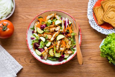 Tavuk salatası meme kabak ve domates, üzerinde bir 