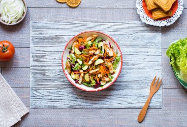 Tavuk salatası meme kabak ve domates, üzerinde bir 