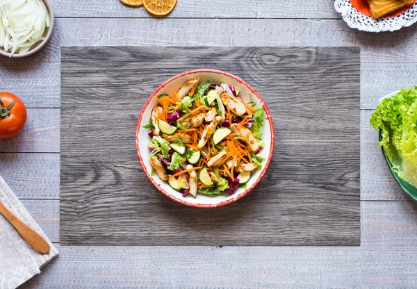 에 체리 토마토와 호박 닭고기 샐러드 유를 — 스톡 사진