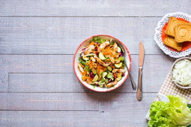 Tavuk salatası meme kabak ve domates, üzerinde bir 