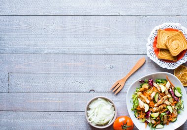 Tavuk salatası meme kabak ve domates, üzerinde bir 