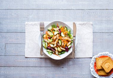 Tavuk salatası meme kabak ve domates, üzerinde bir 