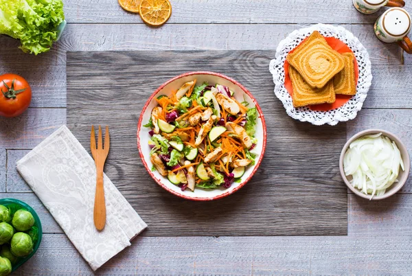 Tavuk salatası meme kabak ve domates, üzerinde bir 