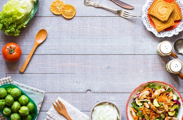 에 체리 토마토와 호박 닭고기 샐러드 유를 — 스톡 사진