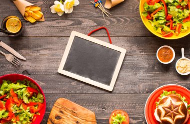 Sebzeler, lezzetli hamburger üstten görünüm ahşap b